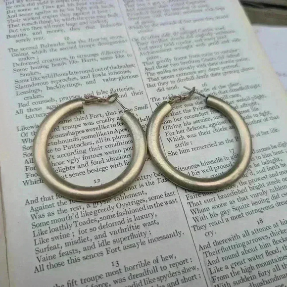 Vintage gold tone hoops earrings - Picture 2 of 6